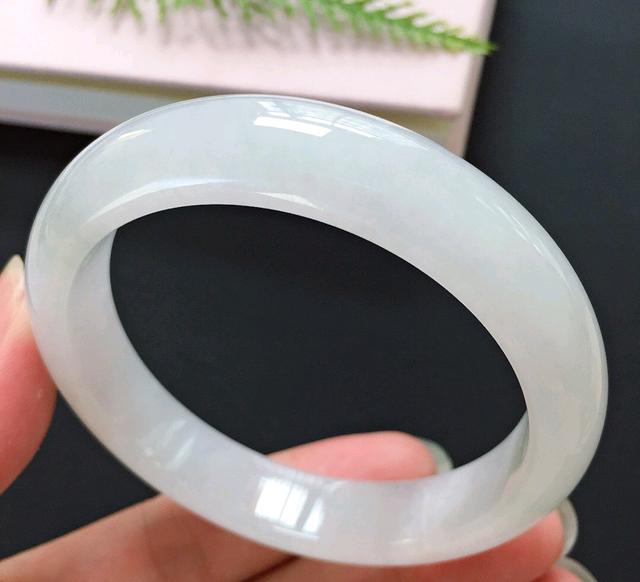 白糯翡翠手镯价格,糯化种翡翠手镯价格-第4张图片-翡翠网 白糯翡翠手镯价格,糯化种翡翠手镯价格-第4张图片-翡翠网