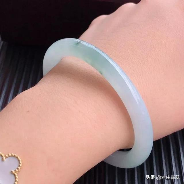 怎么看翡翠价格紫光灯怎么看翡翠真假-第3张图片-翡翠网 怎么看翡翠价格紫光灯怎么看翡翠真假-第3张图片-翡翠网