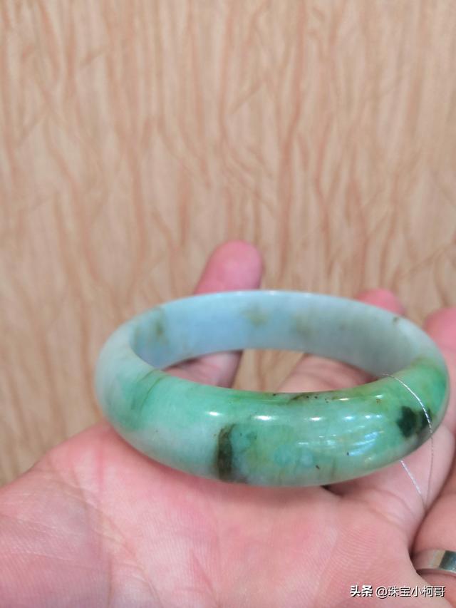 白底飘蓝花翡翠手镯图片白底飘蓝花翡翠手镯-第1张图片-翡翠网 白底飘蓝花翡翠手镯图片白底飘蓝花翡翠手镯-第1张图片-翡翠网