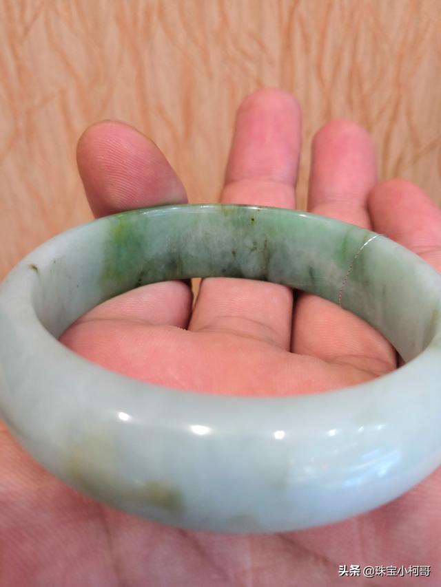 白底飘蓝花翡翠手镯图片白底飘蓝花翡翠手镯-第2张图片-翡翠网 白底飘蓝花翡翠手镯图片白底飘蓝花翡翠手镯-第2张图片-翡翠网