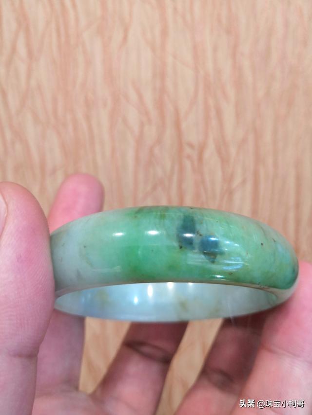 白底飘蓝花翡翠手镯图片白底飘蓝花翡翠手镯-第3张图片-翡翠网 白底飘蓝花翡翠手镯图片白底飘蓝花翡翠手镯-第3张图片-翡翠网