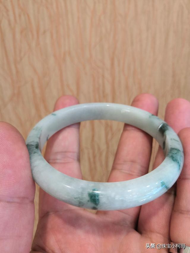 白底飘蓝花翡翠手镯图片白底飘蓝花翡翠手镯-第4张图片-翡翠网 白底飘蓝花翡翠手镯图片白底飘蓝花翡翠手镯-第4张图片-翡翠网