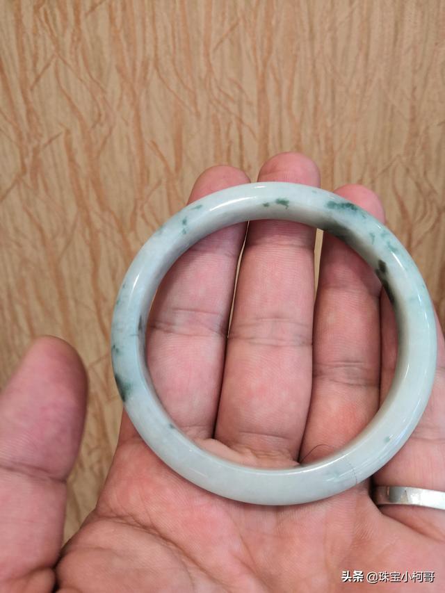 白底飘蓝花翡翠手镯图片白底飘蓝花翡翠手镯-第5张图片-翡翠网 白底飘蓝花翡翠手镯图片白底飘蓝花翡翠手镯-第5张图片-翡翠网