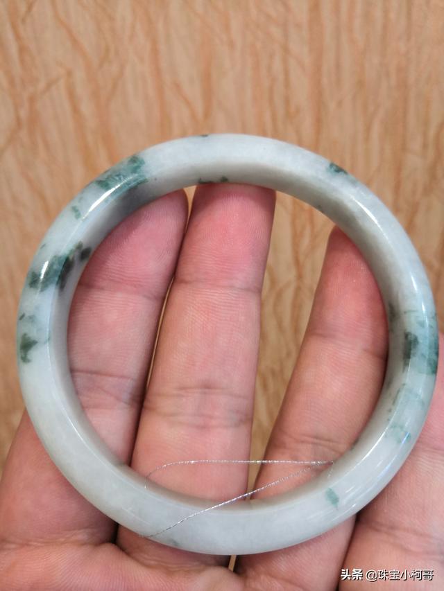 白底飘蓝花翡翠手镯图片白底飘蓝花翡翠手镯-第6张图片-翡翠网 白底飘蓝花翡翠手镯图片白底飘蓝花翡翠手镯-第6张图片-翡翠网