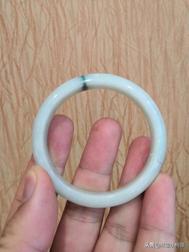 白底飘蓝花翡翠手镯图片白底飘蓝花翡翠手镯-第7张图片-翡翠网 白底飘蓝花翡翠手镯图片白底飘蓝花翡翠手镯-第7张图片-翡翠网