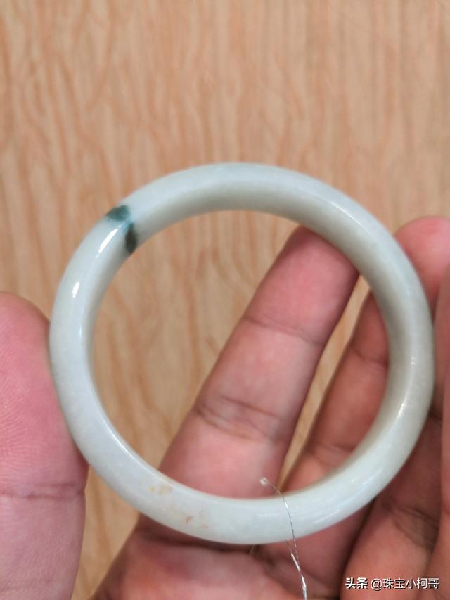 白底飘蓝花翡翠手镯图片白底飘蓝花翡翠手镯-第8张图片-翡翠网 白底飘蓝花翡翠手镯图片白底飘蓝花翡翠手镯-第8张图片-翡翠网