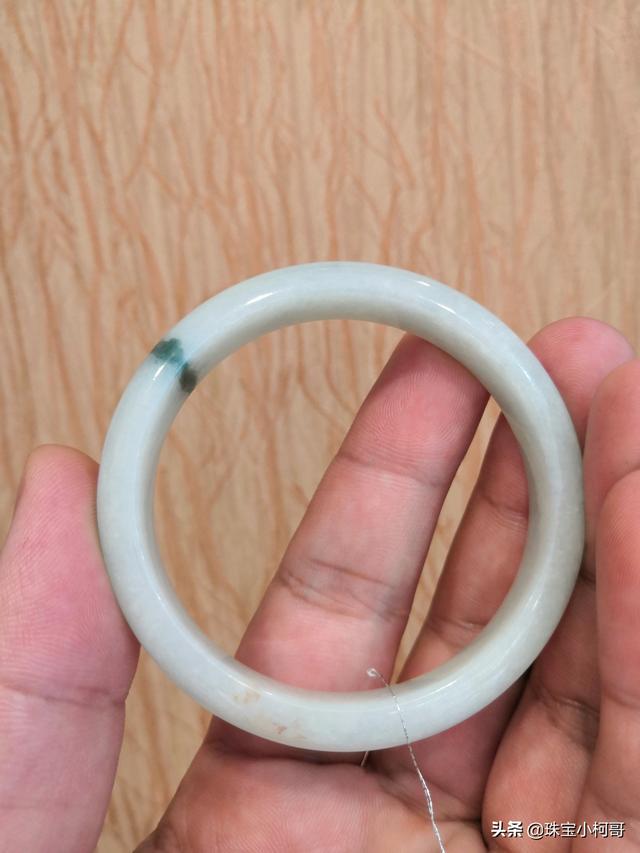 白底飘蓝花翡翠手镯图片白底飘蓝花翡翠手镯-第9张图片-翡翠网 白底飘蓝花翡翠手镯图片白底飘蓝花翡翠手镯-第9张图片-翡翠网