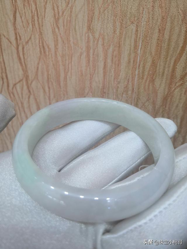 白底飘蓝花翡翠手镯图片白底飘蓝花翡翠手镯-第12张图片-翡翠网 白底飘蓝花翡翠手镯图片白底飘蓝花翡翠手镯-第12张图片-翡翠网