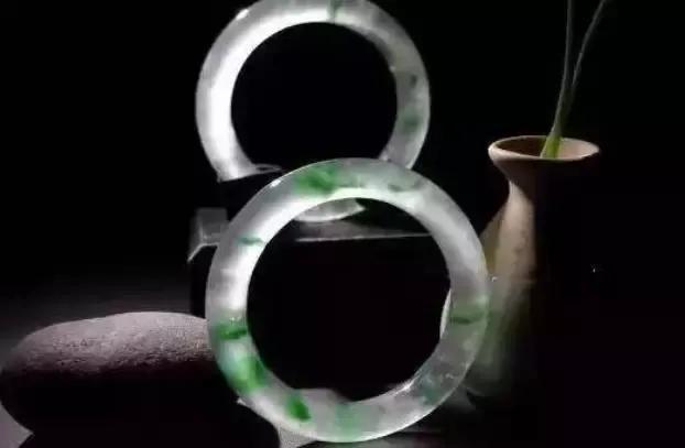 糯冰种翡翠手镯值钱吗三色冰种翡翠手镯-第1张图片-翡翠网 糯冰种翡翠手镯值钱吗三色冰种翡翠手镯-第1张图片-翡翠网