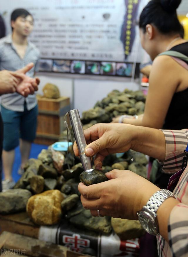 翡翠原石三不买翡翠原石的三个要素-第2张图片-翡翠网 翡翠原石三不买翡翠原石的三个要素-第2张图片-翡翠网