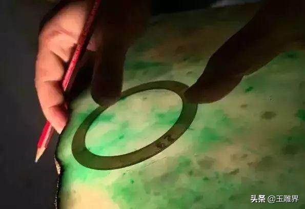 雕花翡翠手镯图片,雕花翡翠手镯是常见的款式吗-第1张图片-翡翠网 雕花翡翠手镯图片,雕花翡翠手镯是常见的款式吗-第1张图片-翡翠网