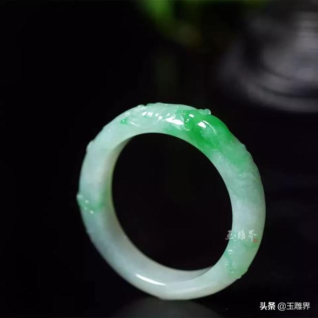 雕花翡翠手镯图片,雕花翡翠手镯是常见的款式吗-第2张图片-翡翠网 雕花翡翠手镯图片,雕花翡翠手镯是常见的款式吗-第2张图片-翡翠网