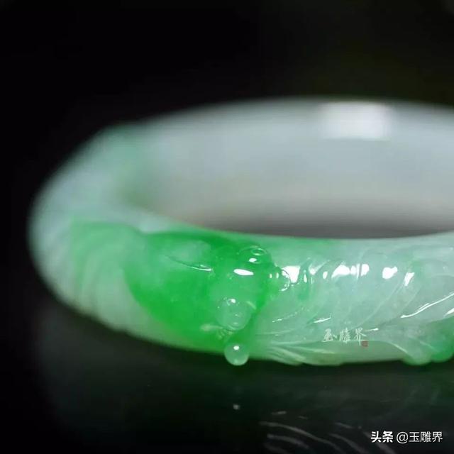 雕花翡翠手镯图片,雕花翡翠手镯是常见的款式吗-第3张图片-翡翠网 雕花翡翠手镯图片,雕花翡翠手镯是常见的款式吗-第3张图片-翡翠网