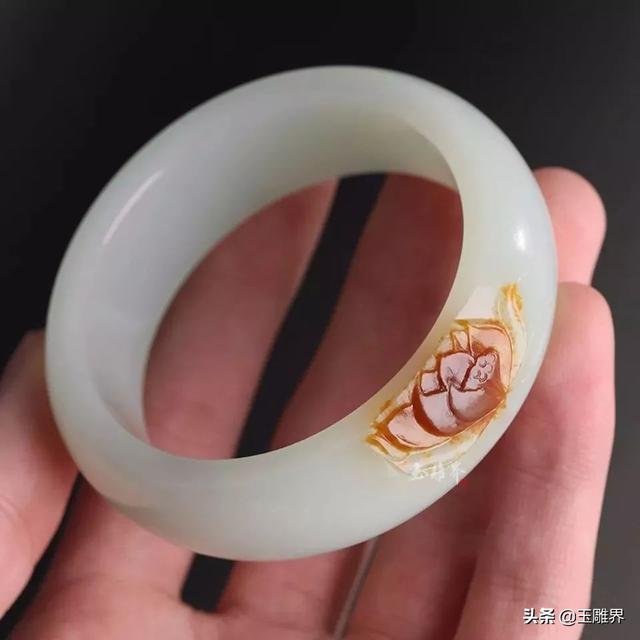 雕花翡翠手镯图片,雕花翡翠手镯是常见的款式吗-第7张图片-翡翠网 雕花翡翠手镯图片,雕花翡翠手镯是常见的款式吗-第7张图片-翡翠网