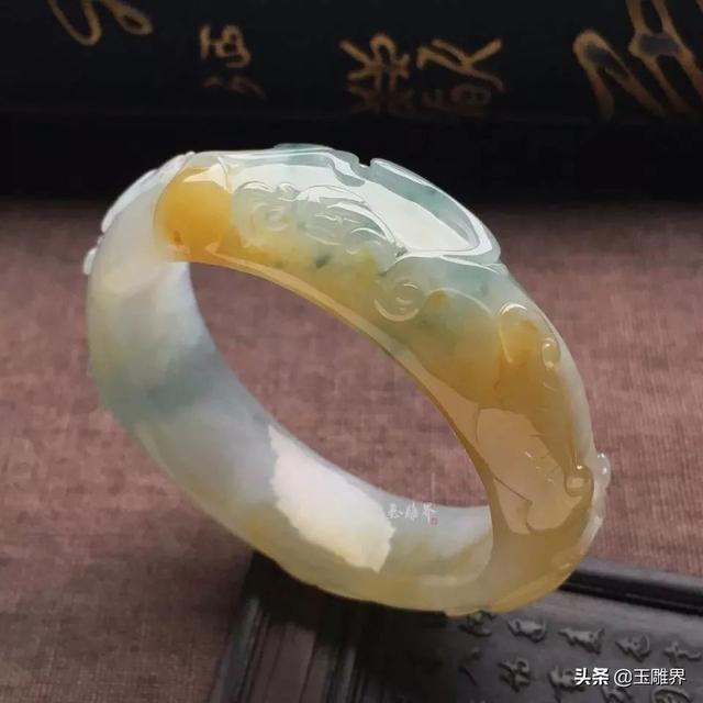 雕花翡翠手镯图片,雕花翡翠手镯是常见的款式吗-第8张图片-翡翠网 雕花翡翠手镯图片,雕花翡翠手镯是常见的款式吗-第8张图片-翡翠网