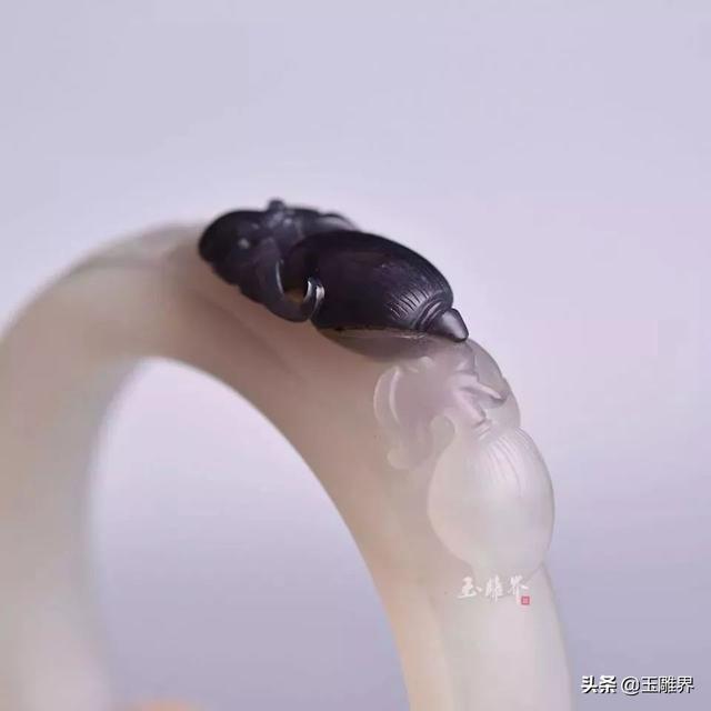 雕花翡翠手镯图片,雕花翡翠手镯是常见的款式吗-第13张图片-翡翠网 雕花翡翠手镯图片,雕花翡翠手镯是常见的款式吗-第13张图片-翡翠网