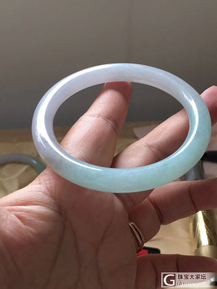 翡翠手镯细条不值钱吗,翡翠为何要出小细条手镯-第2张图片-翡翠网 翡翠手镯细条不值钱吗,翡翠为何要出小细条手镯-第2张图片-翡翠网