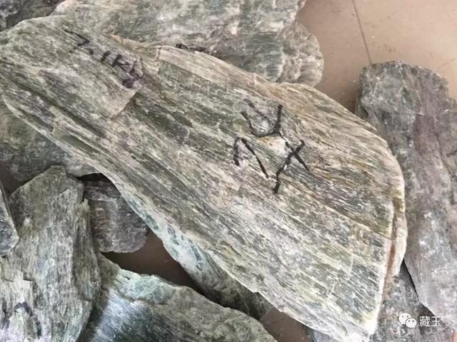 翡翠猫眼戒面的价格翡翠戒面的等级与价格-第7张图片-翡翠网 翡翠猫眼戒面的价格翡翠戒面的等级与价格-第7张图片-翡翠网