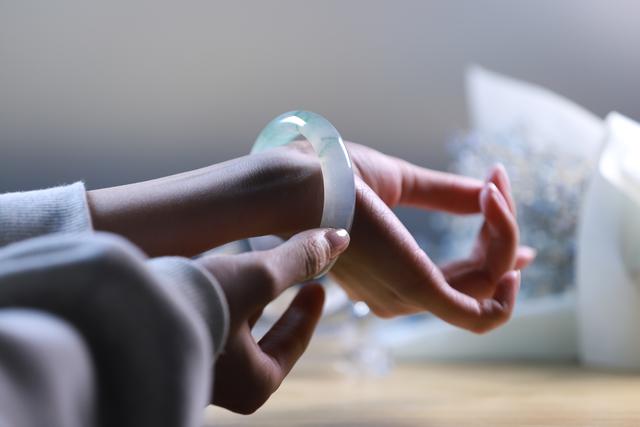 翡翠手镯不摘翡翠手镯可以随便摘吗-第1张图片-翡翠网 翡翠手镯不摘翡翠手镯可以随便摘吗-第1张图片-翡翠网