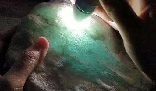 超薄翡翠手镯翡翠手镯怎么保养-第3张图片-翡翠网 超薄翡翠手镯翡翠手镯怎么保养-第3张图片-翡翠网