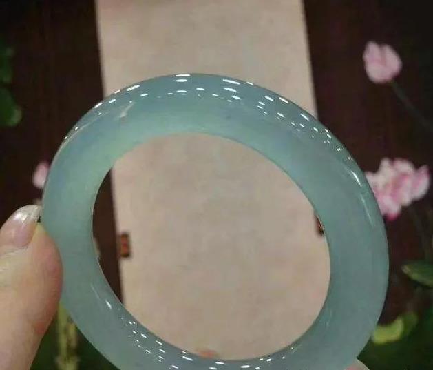超薄翡翠手镯翡翠手镯怎么保养-第6张图片-翡翠网 超薄翡翠手镯翡翠手镯怎么保养-第6张图片-翡翠网