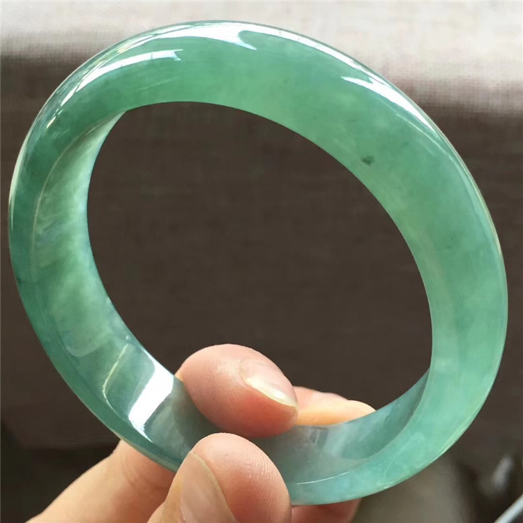 老油青手镯适合多大岁翡翠手镯冰油好还是冰糯好-第1张图片-翡翠网 老油青手镯适合多大岁翡翠手镯冰油好还是冰糯好-第1张图片-翡翠网