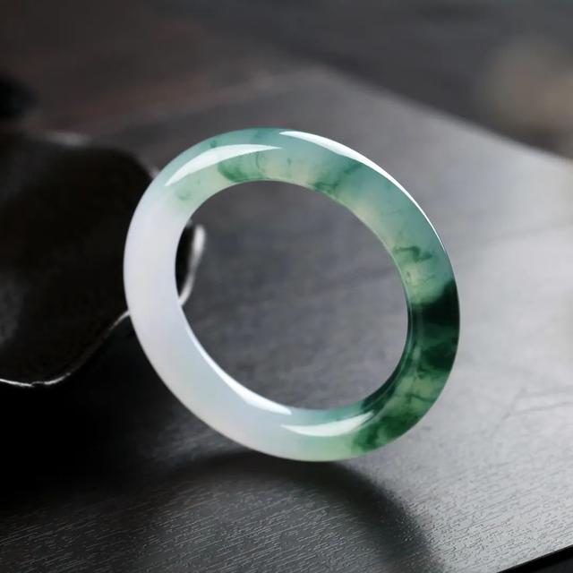 男人戴翡翠手镯男人送女人翡翠手镯-第2张图片-翡翠网 男人戴翡翠手镯男人送女人翡翠手镯-第2张图片-翡翠网