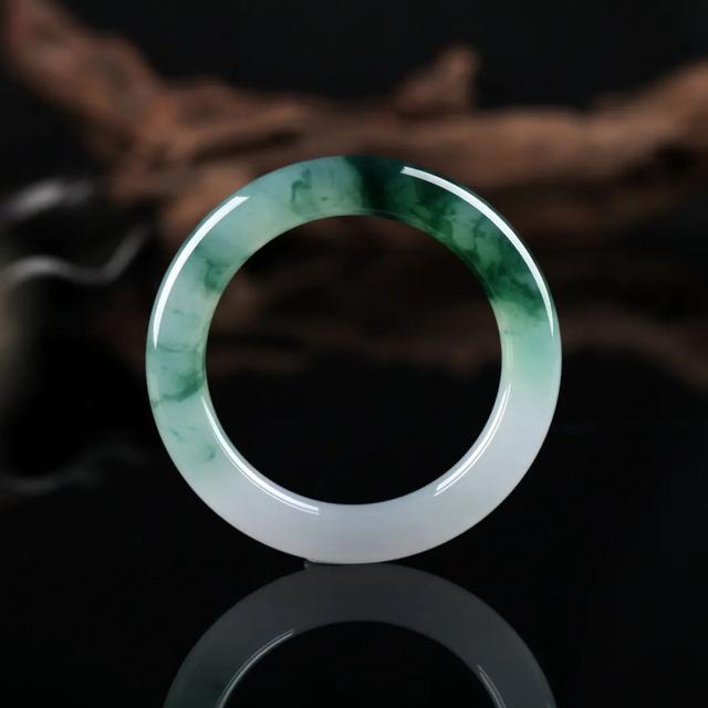 男人戴翡翠手镯男人送女人翡翠手镯-第3张图片-翡翠网 男人戴翡翠手镯男人送女人翡翠手镯-第3张图片-翡翠网