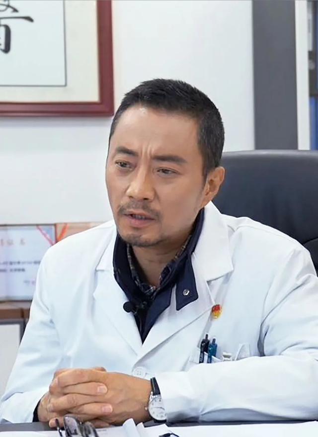 男人戴翡翠手镯男人送女人翡翠手镯-第4张图片-翡翠网 男人戴翡翠手镯男人送女人翡翠手镯-第4张图片-翡翠网