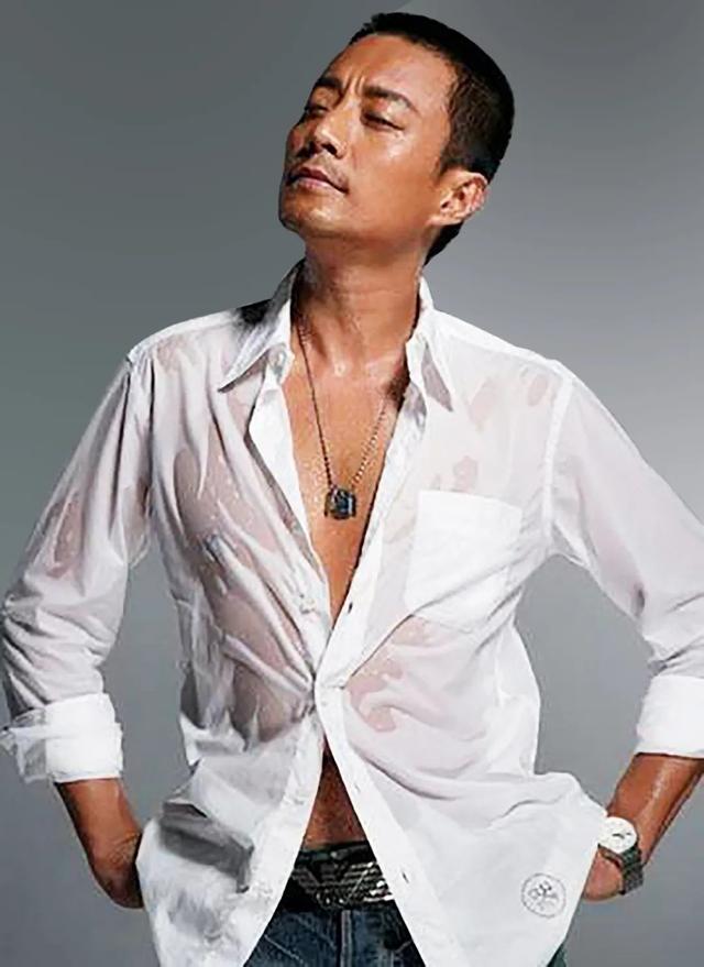 男人戴翡翠手镯男人送女人翡翠手镯-第6张图片-翡翠网 男人戴翡翠手镯男人送女人翡翠手镯-第6张图片-翡翠网