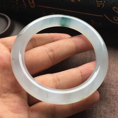 翡翠手镯越带越乌翡翠手镯越绿越值钱吗-第2张图片-翡翠网 翡翠手镯越带越乌翡翠手镯越绿越值钱吗-第2张图片-翡翠网
