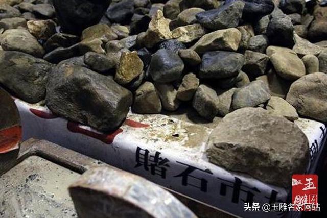 如何挑选翡翠原石赌石必看,翡翠原石赌石基础知识-第1张图片-翡翠网 如何挑选翡翠原石赌石必看,翡翠原石赌石基础知识-第1张图片-翡翠网