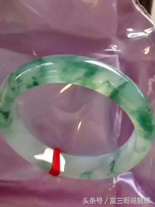 翡翠手镯带翡翠手镯带大一点好看还是小一点好看-第3张图片-翡翠网 翡翠手镯带翡翠手镯带大一点好看还是小一点好看-第3张图片-翡翠网