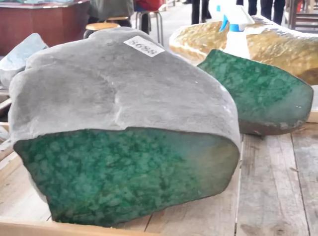 冰豆种翡翠价格豆种翡翠原石价格-第6张图片-翡翠网 冰豆种翡翠价格豆种翡翠原石价格-第6张图片-翡翠网