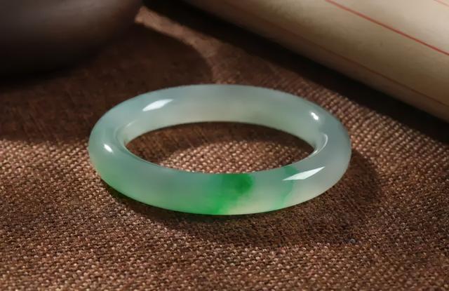 关于翡翠手镯厚好还是薄好的信息-第8张图片-翡翠网 关于翡翠手镯厚好还是薄好的信息-第8张图片-翡翠网