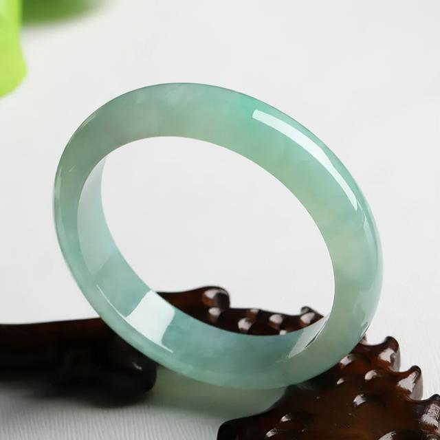 翡翠手镯有几种种类翡翠手镯分类-第8张图片-翡翠网 翡翠手镯有几种种类翡翠手镯分类-第8张图片-翡翠网