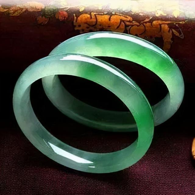 翡翠手镯有几种种类翡翠手镯分类-第12张图片-翡翠网 翡翠手镯有几种种类翡翠手镯分类-第12张图片-翡翠网