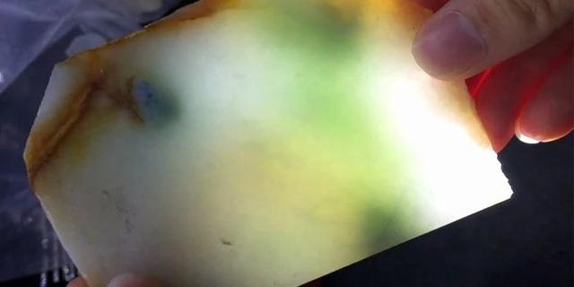 翡翠故事原石成品翡翠原石为什么比成品贵-第4张图片-翡翠网 翡翠故事原石成品翡翠原石为什么比成品贵-第4张图片-翡翠网