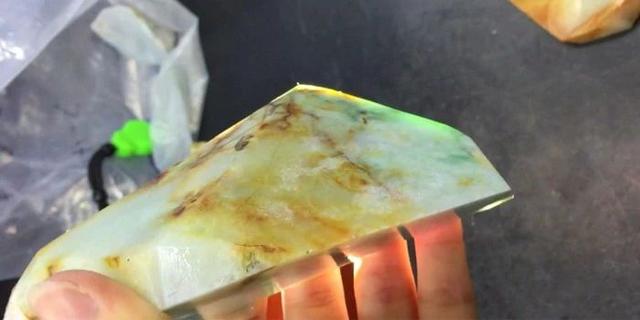 翡翠故事原石成品翡翠原石为什么比成品贵-第5张图片-翡翠网 翡翠故事原石成品翡翠原石为什么比成品贵-第5张图片-翡翠网