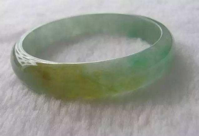 翡翠手镯带着会变色吗,翡翠玉镯会变色吗-第1张图片-翡翠网 翡翠手镯带着会变色吗,翡翠玉镯会变色吗-第1张图片-翡翠网
