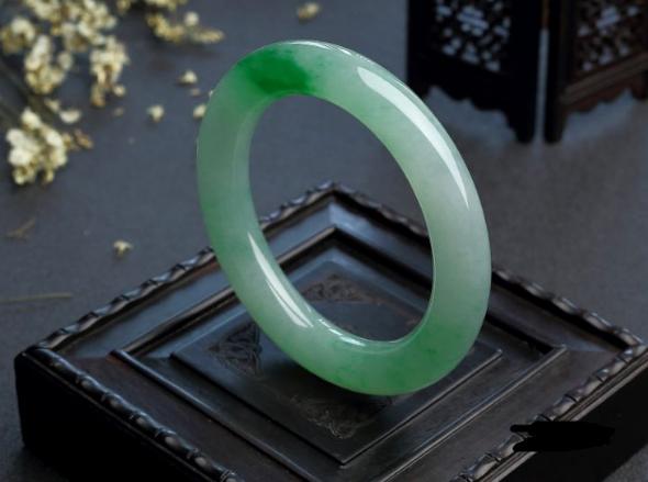 翡翠手镯带着会变色吗,翡翠玉镯会变色吗-第2张图片-翡翠网 翡翠手镯带着会变色吗,翡翠玉镯会变色吗-第2张图片-翡翠网