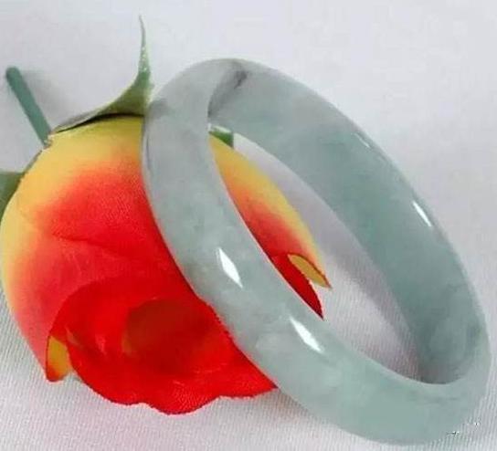 翡翠手镯带着会变色吗,翡翠玉镯会变色吗-第3张图片-翡翠网 翡翠手镯带着会变色吗,翡翠玉镯会变色吗-第3张图片-翡翠网