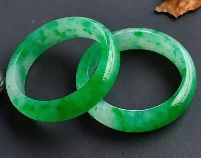 豆糯种翡翠手镯,豆糯种翡翠手镯多少钱-第11张图片-翡翠网 豆糯种翡翠手镯,豆糯种翡翠手镯多少钱-第11张图片-翡翠网