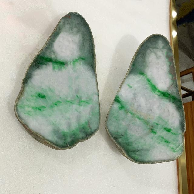 浅绿色翡翠手镯两种颜色好不好,翡翠手镯整体颜色均匀浅绿色-第2张图片-翡翠网 浅绿色翡翠手镯两种颜色好不好,翡翠手镯整体颜色均匀浅绿色-第2张图片-翡翠网