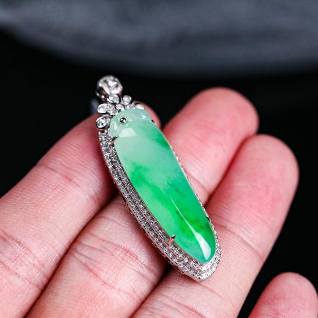 浅绿色翡翠手镯两种颜色好不好,翡翠手镯整体颜色均匀浅绿色-第7张图片-翡翠网 浅绿色翡翠手镯两种颜色好不好,翡翠手镯整体颜色均匀浅绿色-第7张图片-翡翠网