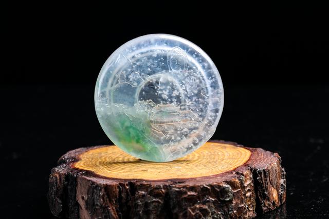 浅绿色翡翠手镯两种颜色好不好,翡翠手镯整体颜色均匀浅绿色-第8张图片-翡翠网 浅绿色翡翠手镯两种颜色好不好,翡翠手镯整体颜色均匀浅绿色-第8张图片-翡翠网