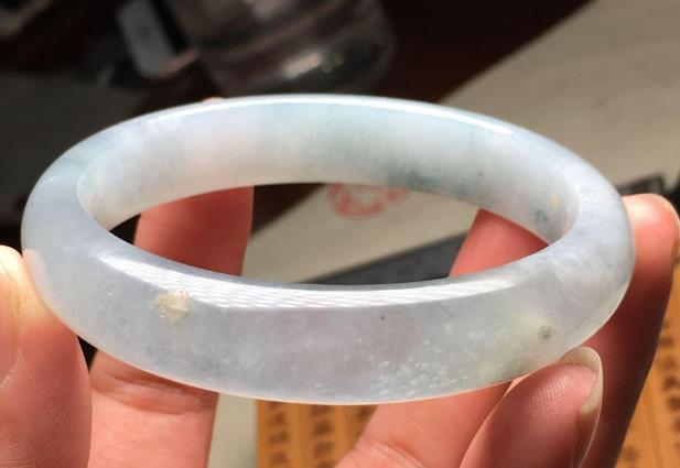 翡翠手镯褪色,翡翠手镯变色是什么原因-第1张图片-翡翠网 翡翠手镯褪色,翡翠手镯变色是什么原因-第1张图片-翡翠网