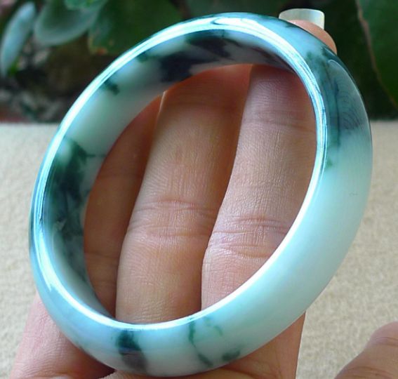 翡翠手镯褪色,翡翠手镯变色是什么原因-第2张图片-翡翠网 翡翠手镯褪色,翡翠手镯变色是什么原因-第2张图片-翡翠网