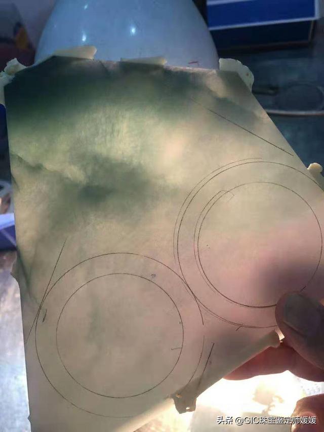 有色根的翡翠手镯,翡翠手镯色根是什么意思-第5张图片-翡翠网 有色根的翡翠手镯,翡翠手镯色根是什么意思-第5张图片-翡翠网