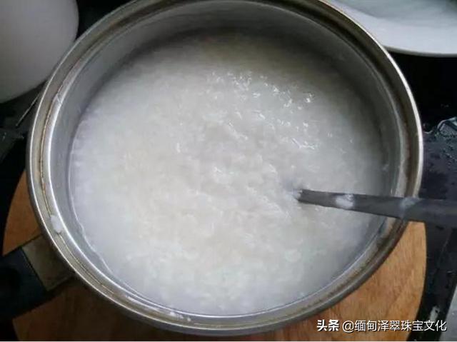 翡翠手镯颜色分类,翡翠手镯12种颜色-第6张图片-翡翠网 翡翠手镯颜色分类,翡翠手镯12种颜色-第6张图片-翡翠网